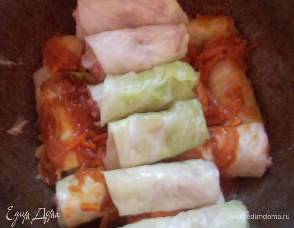 Полейте подливой. Снова выложите ряд голубцов и подливу.