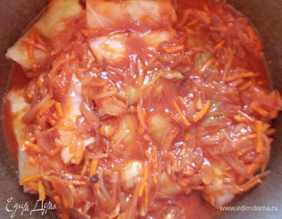 Когда голубцы закончатся, влейте оставшуюся подливу. Если жидкости мало, добавьте еще бульона. Положите лавровый лист и поставьте тушиться на медленный огонь на 40 минут. Время зависит от того, какую капусту вы любите. Я люблю, чтобы она была мягкая, поэтому тушу дольше.