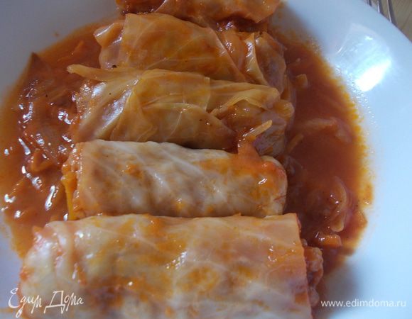 Голубцов получается много, хватит на большую семью. Вы можете готовить в два раза меньше. Я часто готовлю, потому что мы их очень любим. Если кому-то не нравится томатная подлива, можно просто залить голубцы мясным или овощным бульоном. Подавать со сметаной. Приятного аппетита!