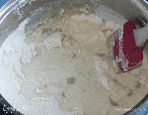 в теплой сыворотке активировать дрожжи, добавить к мучной смеси