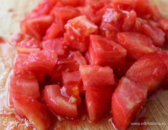 Нарезать средним кубиком.