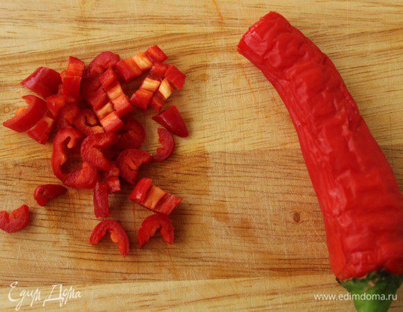 Острый перец нарезать, но более мелко, предварительно удалив семечки.
