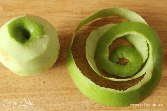 Зеленое яблоко очистить от кожуры, вырезать сердцевину.