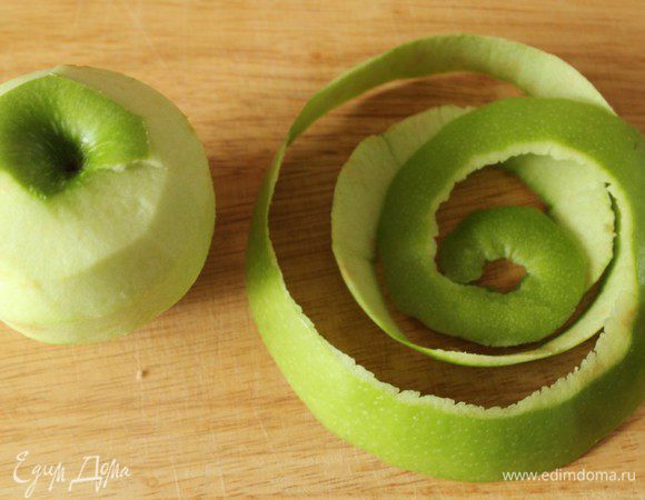 Зеленое яблоко очистить от кожуры, вырезать сердцевину.