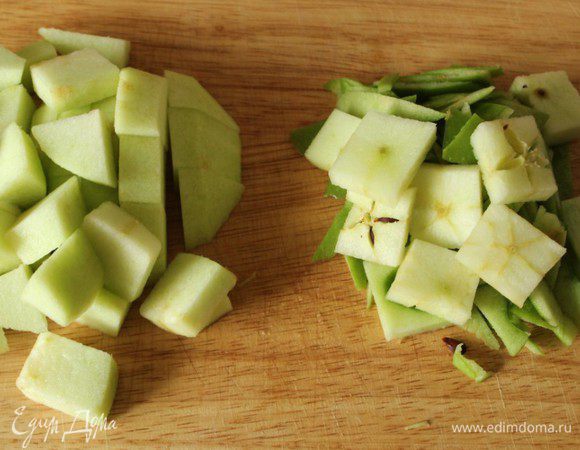 Яблоки нарезать кубиками, сердцевину и кожуру мелко порубить.