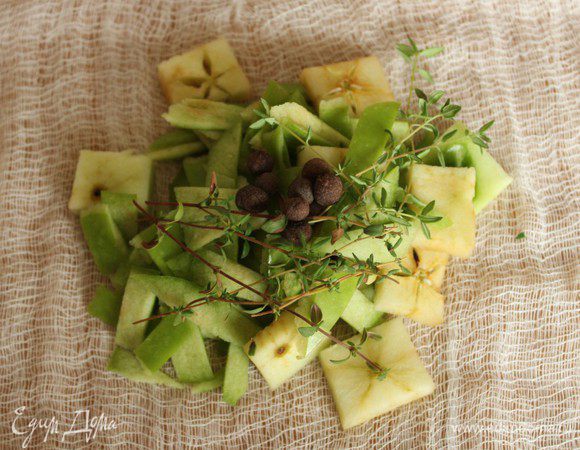 Выложить на стол небольшой кусок марли (2-3 слоя), положить кожуру и сердцевину, веточки тимьяна и перец, завязать все при помощи кулинарного шпагата. В этом мешочке содержится весь нужный для джема пектин.