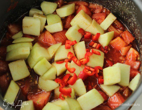 Влить в сотейник с толстым дном 120 мл воды, всыпать сахар, натереть имбирь, положить острый перец,  кусочки помидор и яблок. Сверху положить мешочек с яблочными сердцевинами. Поставить на средний огонь и довести до кипения. Все перемешать, посолить,  огонь уменьшить и варить на слабом огне около часа,периодически помешивая лопаткой. Джем должен стать довольно густым. Удалить из джема мешочек, отжав содержимое при помощи ложки, разложить по банкам и хранить в холодильнике.