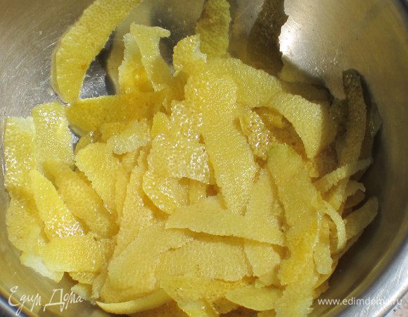 Аккуратно снять цедру с лимонов (я делаю это с помощью овощечистки), нарезать. 