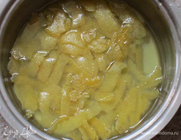 Положить в кастрюлю, залить водой, довести до кипения и варить 5 минут. Снять с огня, остудить. Повторить процедуру ещё раз.