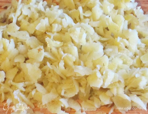 Лимонную цедру откинуть на дуршлаг и мелко нарезать.