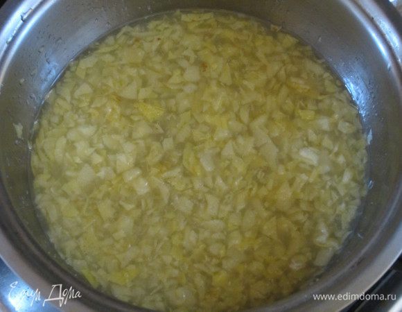 Выжать сок 8 лимонов (получилось около 300 мл ) и добавить измельчённую цедру.