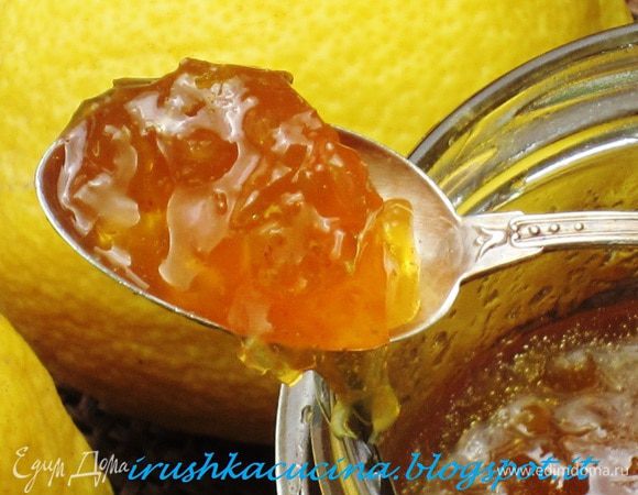 Готовое варенье разлить по банкам (получилось 2 небольшие баночки). Хранить в холодильнике. Подавать с любимым сыром. Приятного аппетита:)