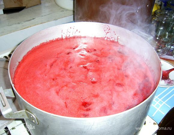 Поставить на огонь и довести до кипения 
Добавить кардамон, проварить минут 10-15 и достать его