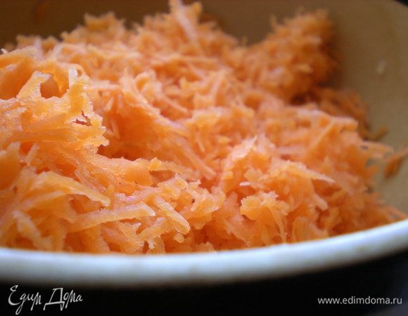 Пирог: на мелкую терку натереть морковь. 