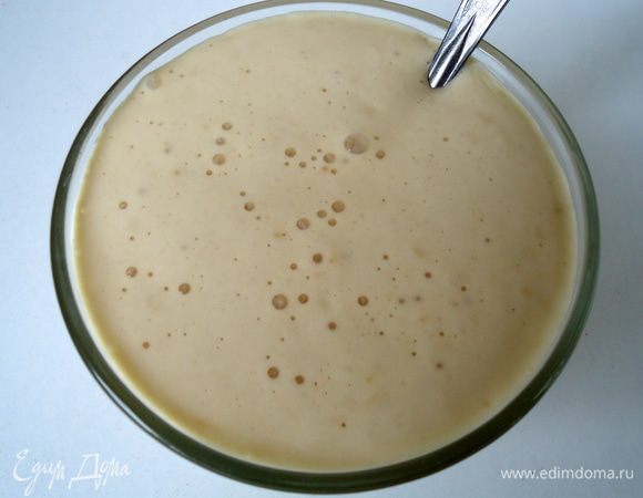 Дрожжи распустить в 50 мл теплого молока, добавить 1 чайную ложку сахара и пару ложек муки. Дать опаре подняться. 