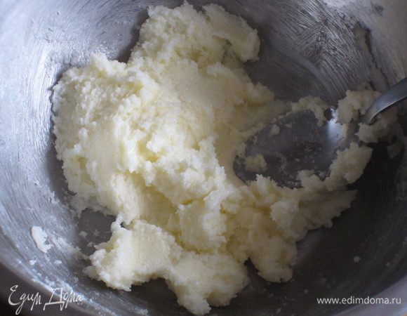 Сливочное масло комнатной температуры растереть с сахаром.