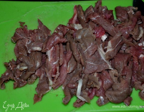 Говядину нарежем тонкими полосками. Так быстрей обжаривается мясо. Посолить и поперчить, чесночным порошком посыпать по вкусу.