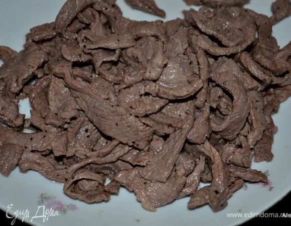 Сковороду разогреть, масло вылить, обжариваем говядину  5 минут. Снимем со сковороды и выложим на тарелку.