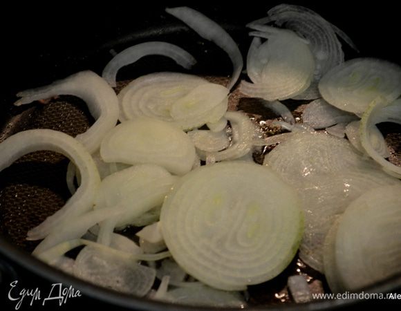 Затем добавить немного масло и обжариваем лук, посолив и поперчив, слегка до золотистого цвета, примерно 3 мин.