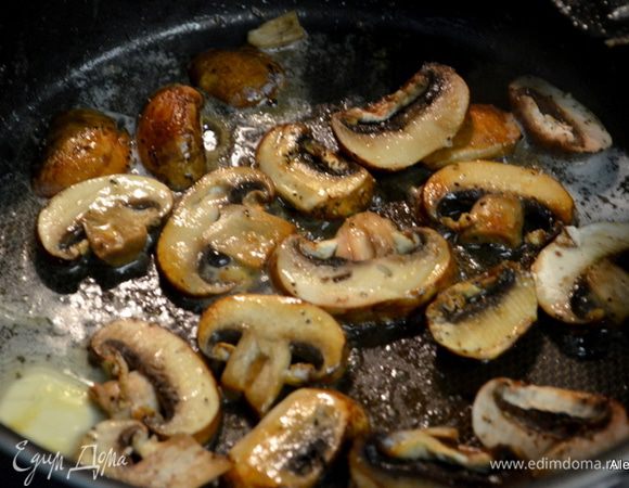 Отдельно также обжарим грибы,посолим и поперчим. Жарим примерно 3 мин.
Добавим лук и говядину, перемешаем. Тушим примерно 3 мин. вместе.