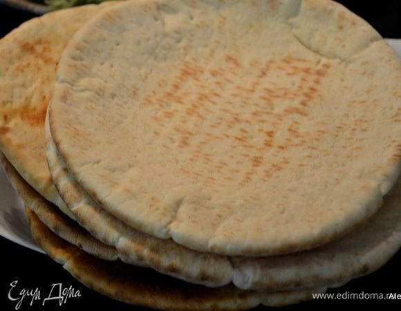 Лепешки подогреем в духовке или в СВЧ. Хлеб в тостере. У меня пита с луком.