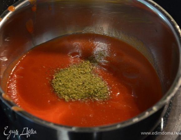 Соус вылить в небольшую кастрюлю, добавить итальянскую приправу, перемешать. Поставить на огонь как пузырьки пойдут, снять с огня.