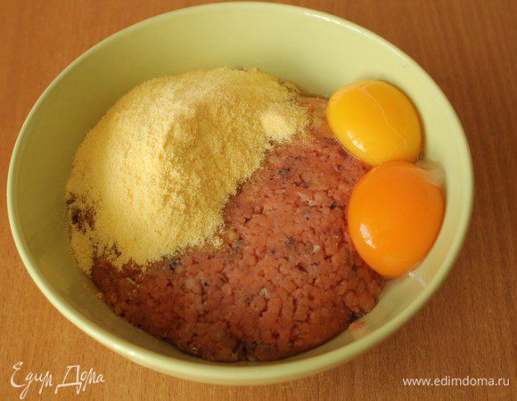 Рыбное филе нарезать кусками. При помощи мясорубки сделать фарш. Добавить яичные желтки, кукурузную муку, соль, перец, масло, соевый соус и вино.