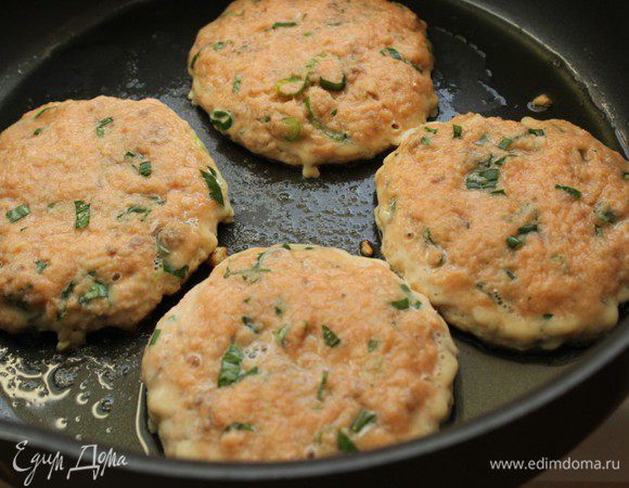 Сформировать из готового фарша круглые котлеты. Выкладываем котлеты на сильно разогретую сковороду с растительным маслом и обжариваем до золотистого цвета с обеих сторон. Котлеты могут быть либо порционные, либо пожарены в виде одной большой котлеты-лепешки