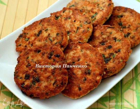 Готовые котлеты подавать с рисом и с соевым соусом. 