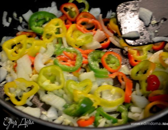 Используем сковороду с тяжелым дном, разогреем, добавим масло. Затем перцы и лук с чесноком. Готовим примерно 6 мин.
2 стол.л олив.масло,
1 зеленый или желтый перец, порезать,
1 красный перец порезать,
1 сред.луковица,порубить,
3 дольки чеснока ,порубить,
1 -2 перца халапеньо,очистить и порезать.