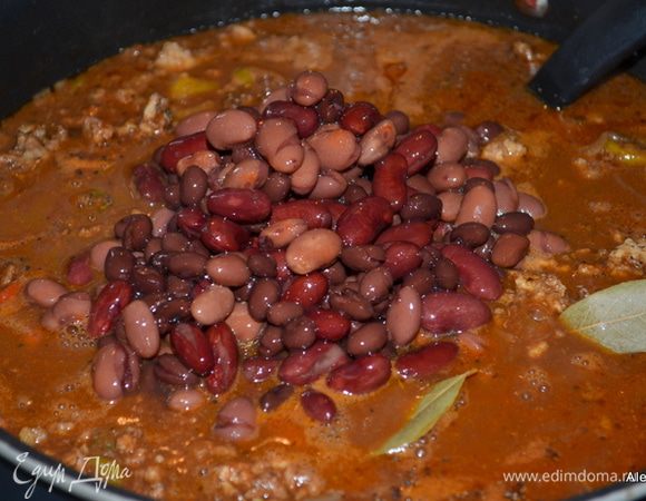 Затем добавим фарши, постоянно помешивая и ломая фарш. тушим примерно 10 мин. Добавим вуштер соус, Табаско и томатную пасту. Перемешиваем примерно 3-4 мин. Затем пиво и лавровый лист. Фасоль. Перемешаем. Закроем крышкой и тушим 1 час 30 мин.