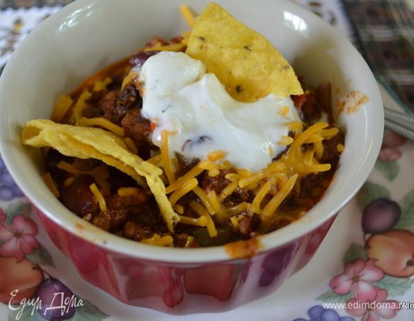 Посолим и поперчим и подаем со сметаной, сыром и чипсами или лепешками.
Приятного аппетита.