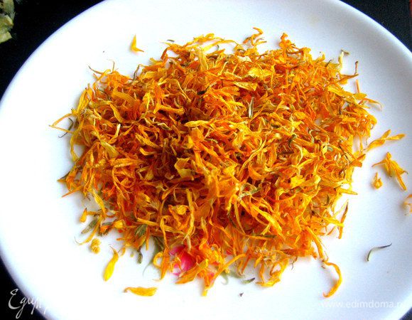 Календулу я купила у одной травницы-старушки,она на хуторе собирает и продаёт разные травы...Но можно купить в аптеке (продают для полоскания горла).