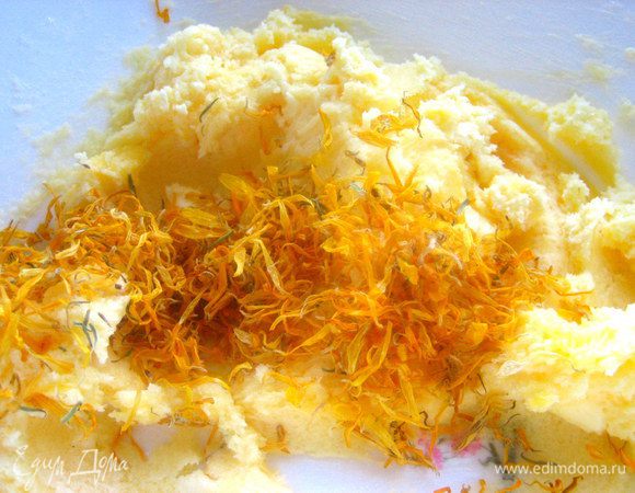 Добавляем цветочные лепестки и цедру лимона!