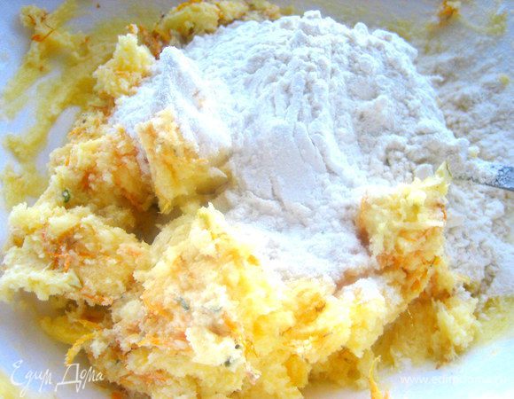 Всыпаем по стакану муку. По рецепту было 200 г,но у меня ушло все 250...