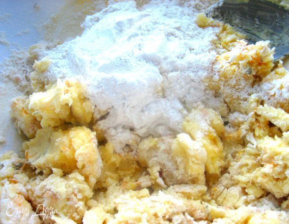 Смотрим,нужна ли ещё мука для крутого теста и замешиваем дальше руками.