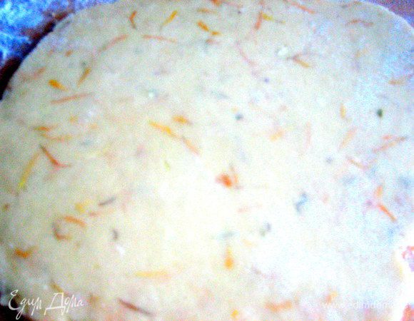 Раскатываем кусочек теста не очень тонко. 