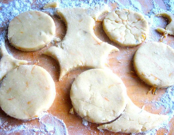 Вырезаем стаканом кружочки...