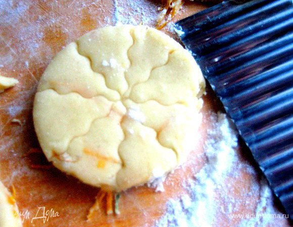 Далее пошла моя импровизация))) Ножичком зигзаг сделала надсечки в виде такого узора!