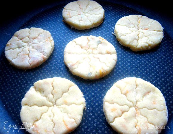 Выкладываем кружочки в тефлоновую форму...