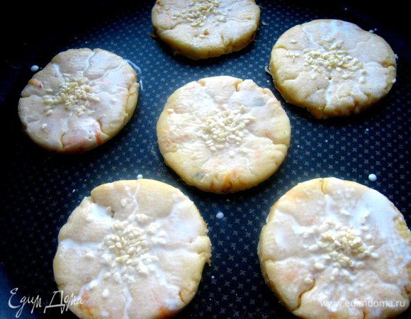 В центре можно украсить сезамом.