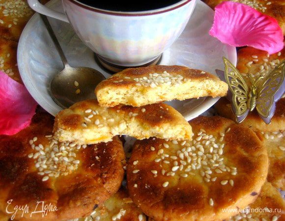 Цветки в печенье особо не чувствуются,но структура теста отвечает всем требования рассыпчатости и вкусового баланса,так что смело готовьте с Вашими любимыми съедобными цветочками)))