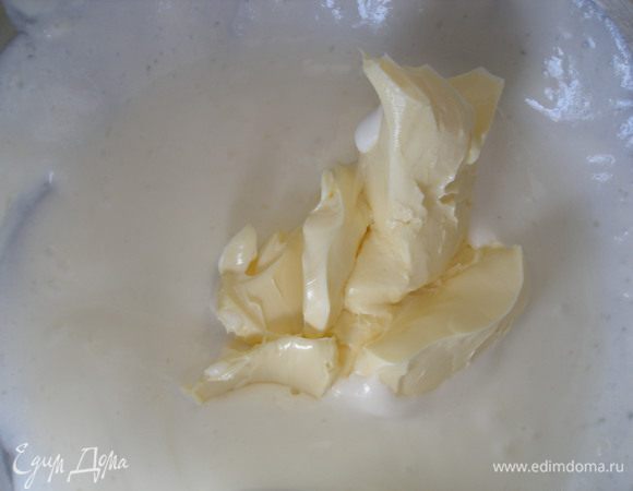 Добавить размягченное масло.