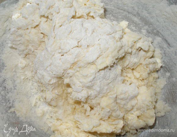 Постепенно подмешивая муку замесить эластичное тесто.