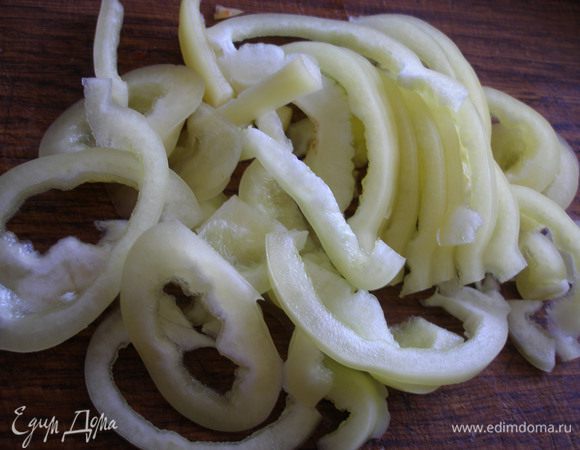 ...Перец полукольцами.