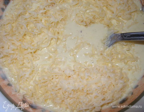 ...часть натертого на мелкой терке сыра(и буквально жменьку оставить для присыпки пирога).