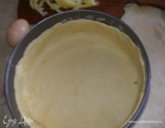 Тесто раскатать,и аккуратно уложить в смазанную маслом форму (диаметр 24 см). 