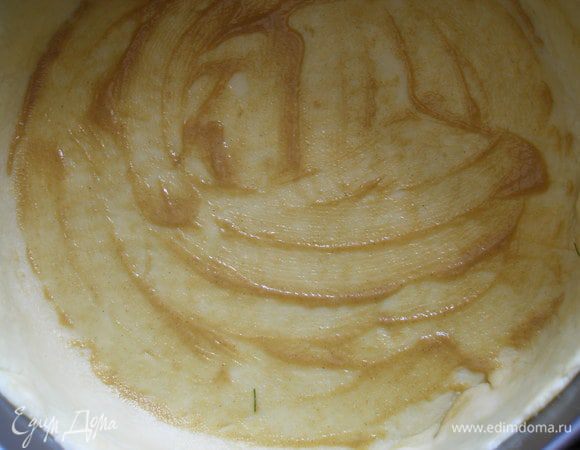 Смазать тесто горчицей.