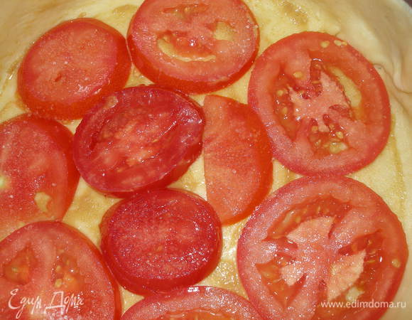 На тесто уложить помидоры(слегка присыпать сахаром)...
