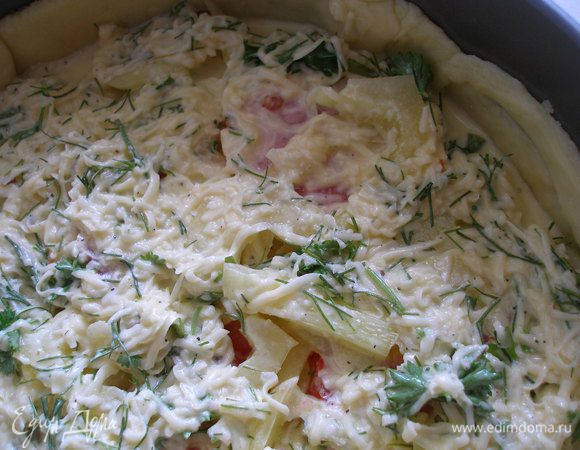 Залить пирог яично-сметанной смесью.И отправить выпекаться в духовку на 25-30 минут,при температуре 200 градусов.